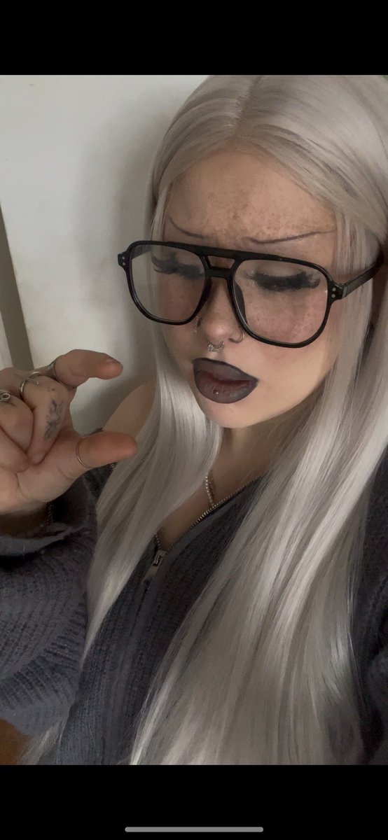 Dein kleiner Mini zuckt schon bei dem Gedanken an mich abzudrücken.

Deine Sucht muss befriedigt werden, lass den Zahlschwanz für mich durchdrehen, du Loser!! 

Zeig mir wie brav du abdrücken kannst🐕🐕

findom moneydom geldherrin zahlsklave small dick humiliation