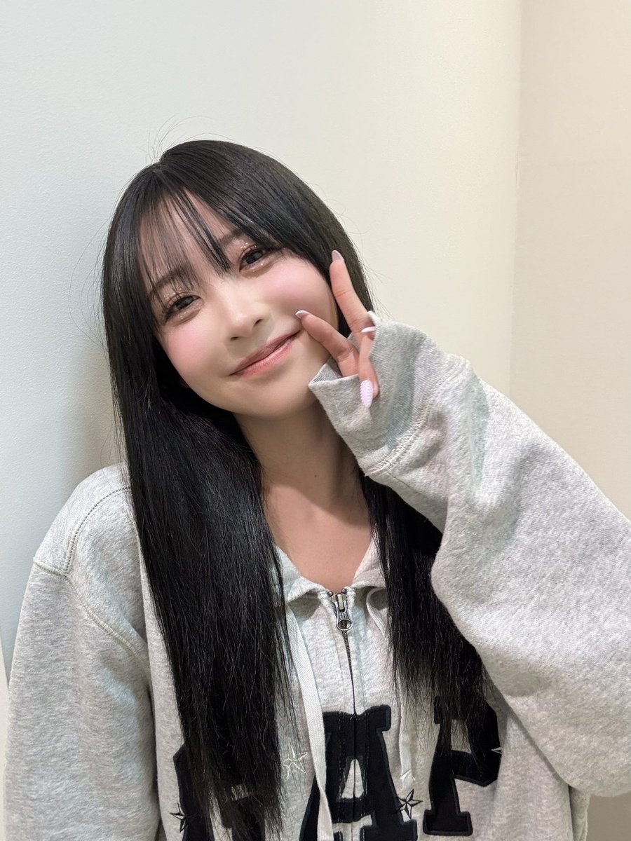 この優衣ちゃんが最近着てるGAPのパーカーどれ❓ 探しても見つかんない