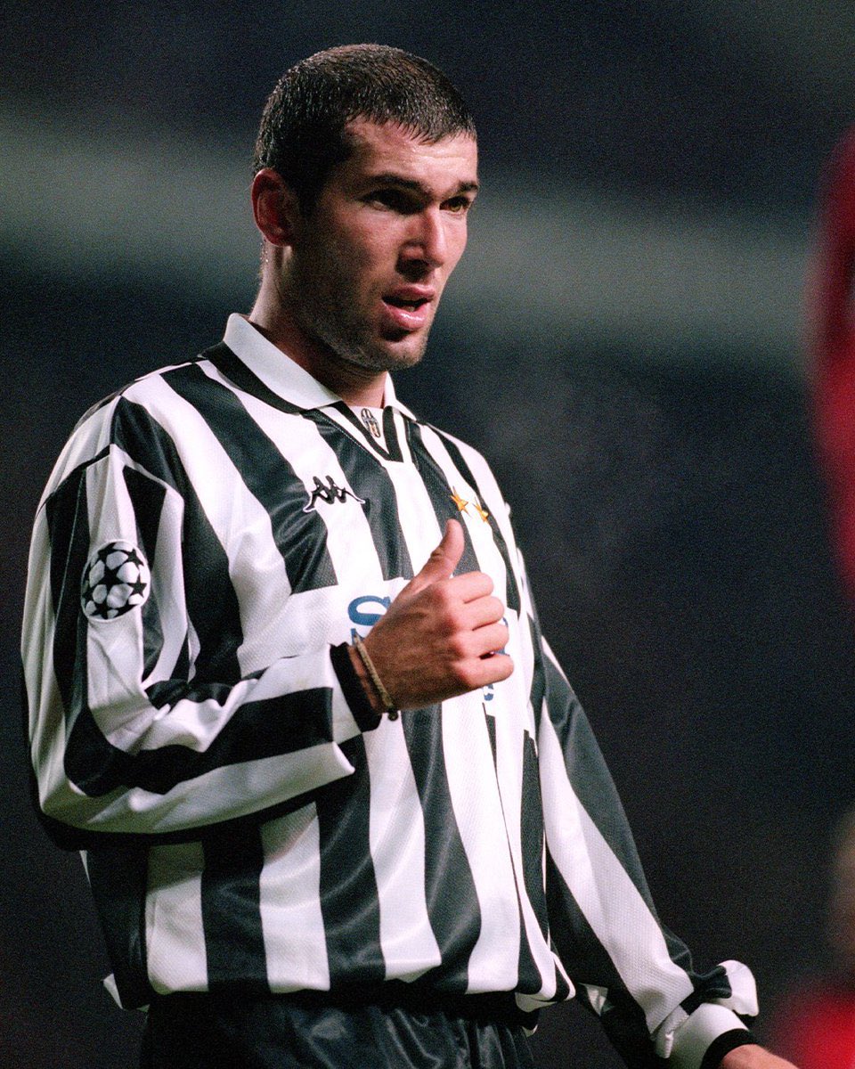 goalgraph1's tweet image. سيبقى زيدان نسخة يوفنتوس هو افضل لاعب وسط في التاريخ وكفى 🤞👌👋