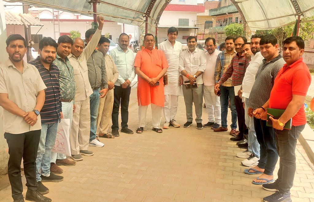 Dhajaykhari4bjp's tweet photo. भाजपा स्थापना दिवस दिवस 
कार्यक्रम को लेकर जिलाध्यक्ष चौधरी चैनपाल सिंह जी की अध्यक्षता में कारवां बैंक्वेट हॉल जिलाध्यक्ष कार्यालय पर बैठक संपन्न हुई।

जिसमें पार्टी पदाधिकारी, मंडल अध्यक्ष, संजोयक/सहसंयोजक एवं कार्यकर्ता उपस्थित रहे।

#BJP4UP #bjpupwest #UttarPradesh https://t.co/Y7MKhA4MFQ