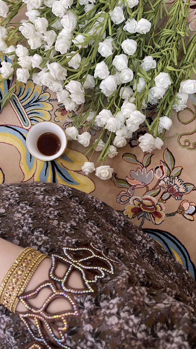 يذُوب العِشْق في صَدري غَلا و سرُور 
    و فنْيـان الوَلَـه يـــ  كَـم تِقهويتـه💙