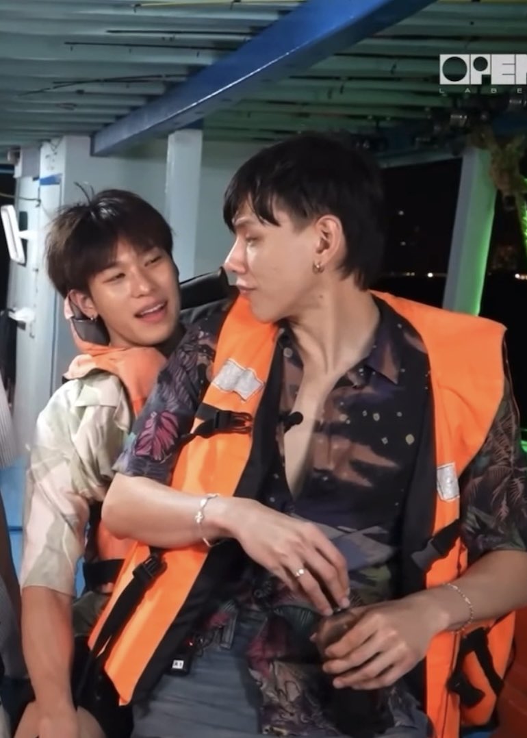 littleroad_'s tweet photo. คนมีแฟนลำบากจัง https://t.co/rEm5fcN9jt