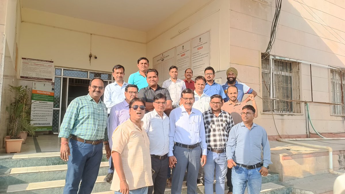 📍 झालावाड़
रेसला द्वारा वरिष्ठ व्याख्याता (L-14) के सृजित होने जा रहे पद का विरोध स्वरूप उपखंड अधिकारी के जरिये माननीय मुख्यमंत्री <a href="/BhajanlalBjp/">Bhajanlal Sharma</a> जी को संबोधित ज्ञापन दिया गया। व्याख्याता (स्कूल शिक्षा) की पूर्व में सीधे प्राचार्य के पद पर पदोन्नति होती थी लेकिन सरकारें अपने पेच