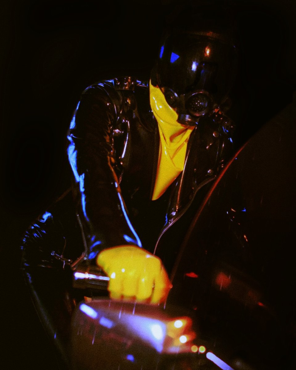 Neon rubber rider 🖤💛