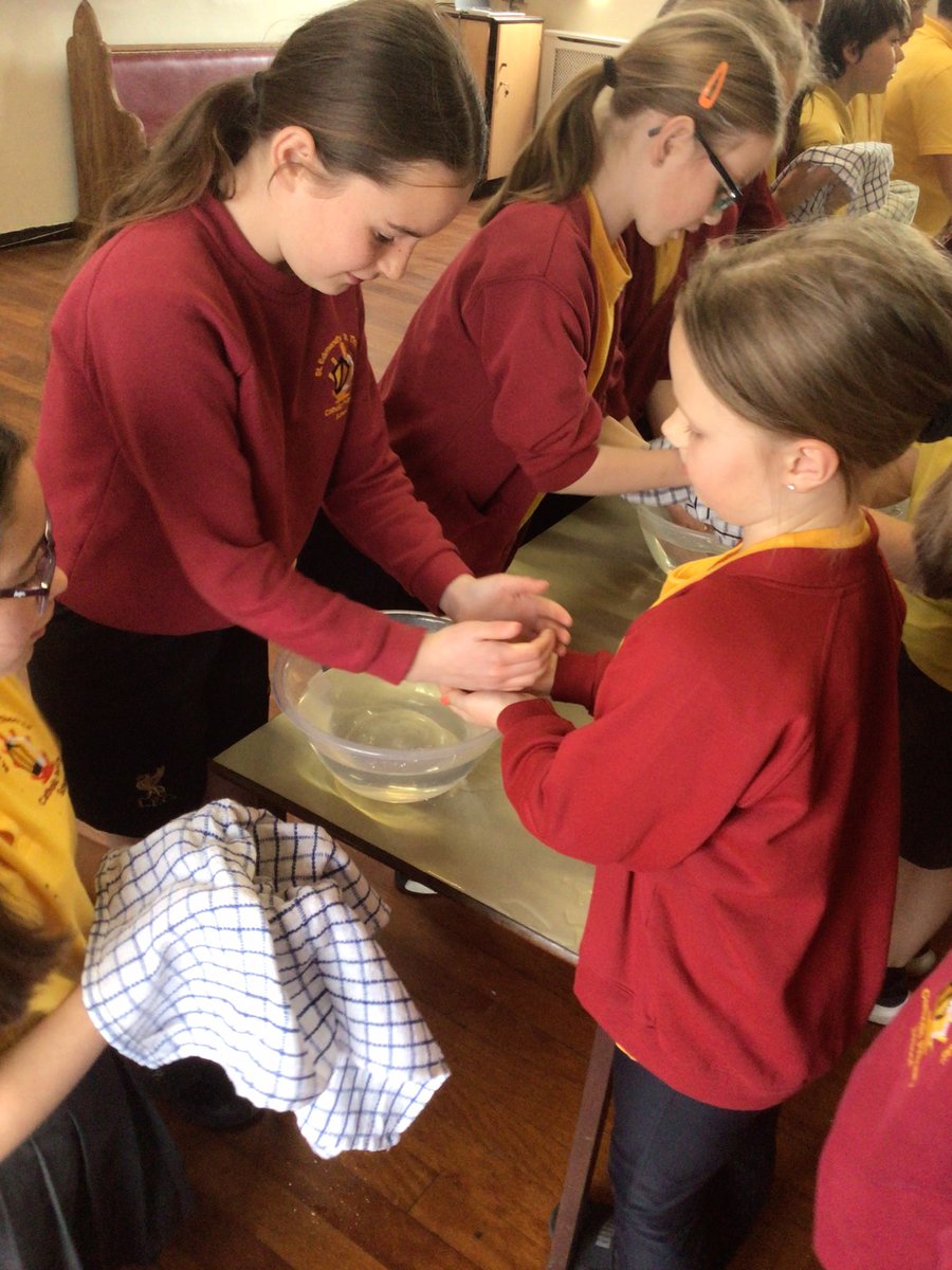stedstthomas_'s tweet photo. Today, our school gathered for a powerful prayer and liturgy with Fr. Dominic, as we witnessed the humble act of the washing of the feet. A reminder of love, service, and compassion in our community. 🙏💧 #FaithInAction #WashingOfTheFeet #SchoolLiturgy #ServiceAndLove https://t.co/t2HcMZ87B3