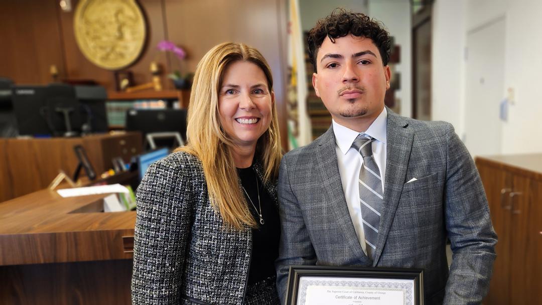 Social_Ecology's tweet photo. On March 21, Sam Solorio became the 46th graduate of Orange County Young Adult Court. Among those the 23-year-old celebrated his achievement with was @UCIrvine psychological science Professor @eecauffman, a co-creator of the innovative program. https://t.co/ZQfYOzsJ4Z https://t.co/YD0AqaLD86