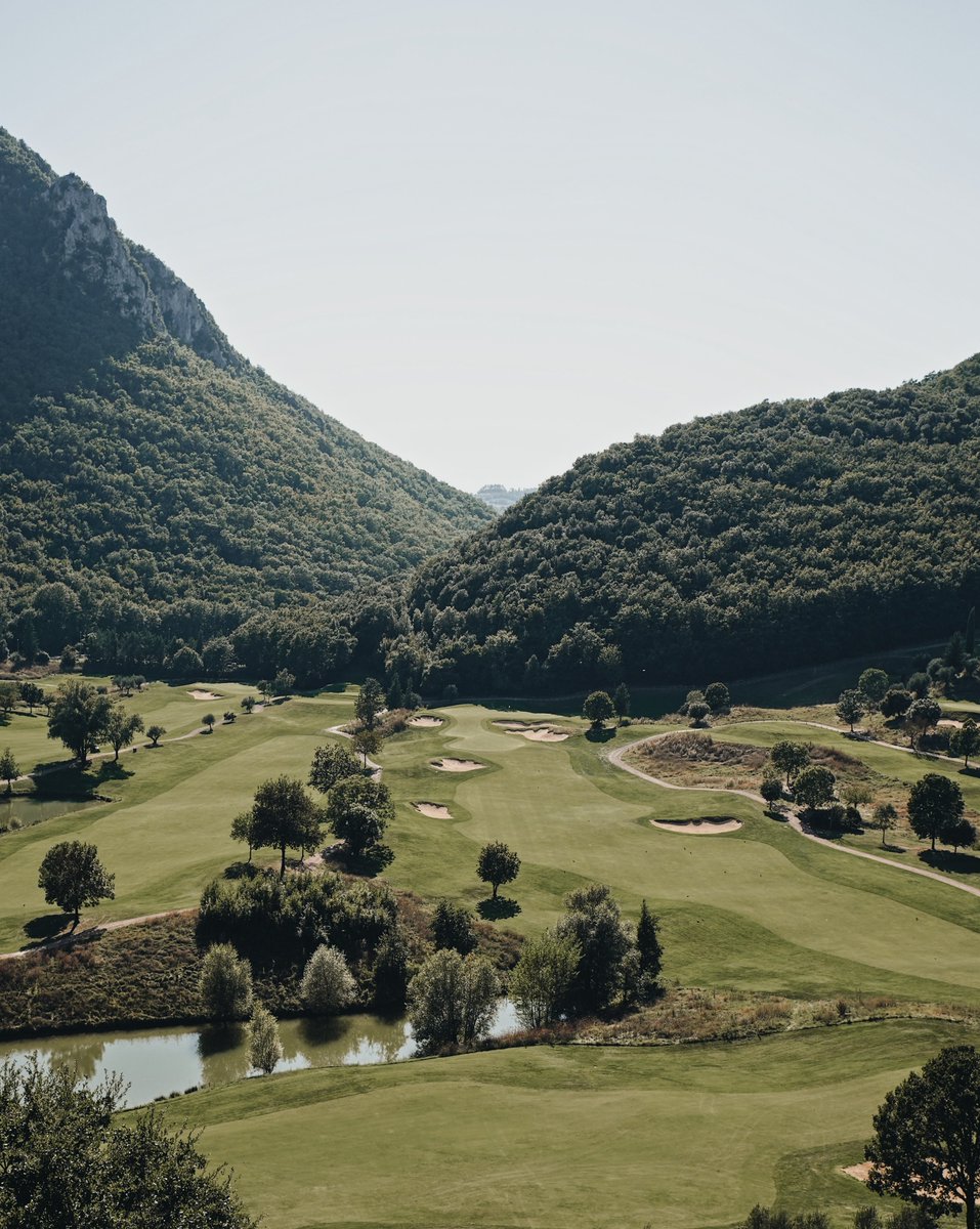 Antognollagolf's tweet image. A true test of skill &amp;amp; precision ⛳️ Set in the stunning Umbrian hills, Antognolla Golf challenges golfers with rolling fairways, water hazards &amp;amp; elevation changes - demanding accuracy &amp;amp; strategy on every hole. 
#AntognollaGolf #GolfItaly #Umbria #ExploreUmbria