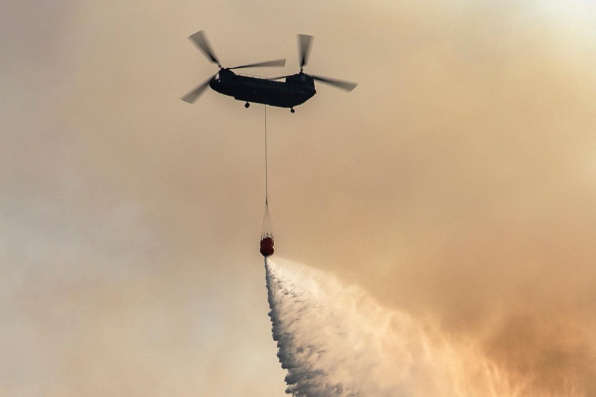 Ministerie van Defensie (@defensie) on Twitter photo Een Chinook-helikopter van <a href="/dhcluchtmacht/">DHC Luchtmacht</a> hielp gisteren bij het bestrijden van een natuurbrand bij Ede. Het vuur ontstond tijdens een militaire oefening. In 24 vluchten dropte de helikopter ruim 180.000 liter water. Ook vandaag ondersteunen wij de brandweer bij het nablussen. Een Chinook-helikopter van <a href="/dhcluchtmacht/">DHC Luchtmacht</a> hielp gisteren bij het bestrijden van een natuurbrand bij Ede. Het vuur ontstond tijdens een militaire oefening. In 24 vluchten dropte de helikopter ruim 180.000 liter water. Ook vandaag ondersteunen wij de brandweer bij het nablussen.