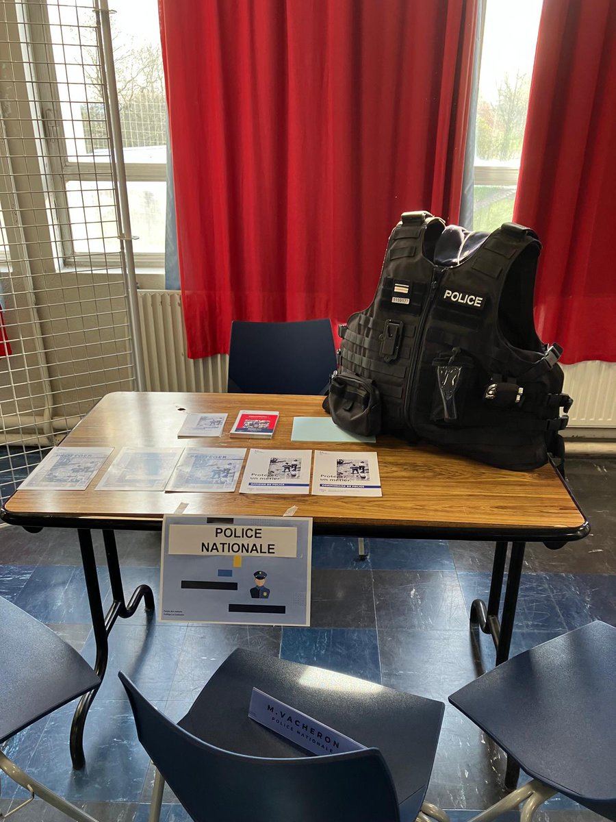 PoliceNat78's tweet photo. #Recrutement | Aujourd'hui à #Poissy, nos 👮‍♀️ 👮 de la #police des Yvelines sont présents au forum des métiers du collège le Corbusier.
Ils y présentent les différents métiers de la #PoliceNationale et échangent avec 1⃣ 6⃣ classes d'élèves de 4⃣ème et de 3⃣ème. https://t.co/DXAJkQf9Qb