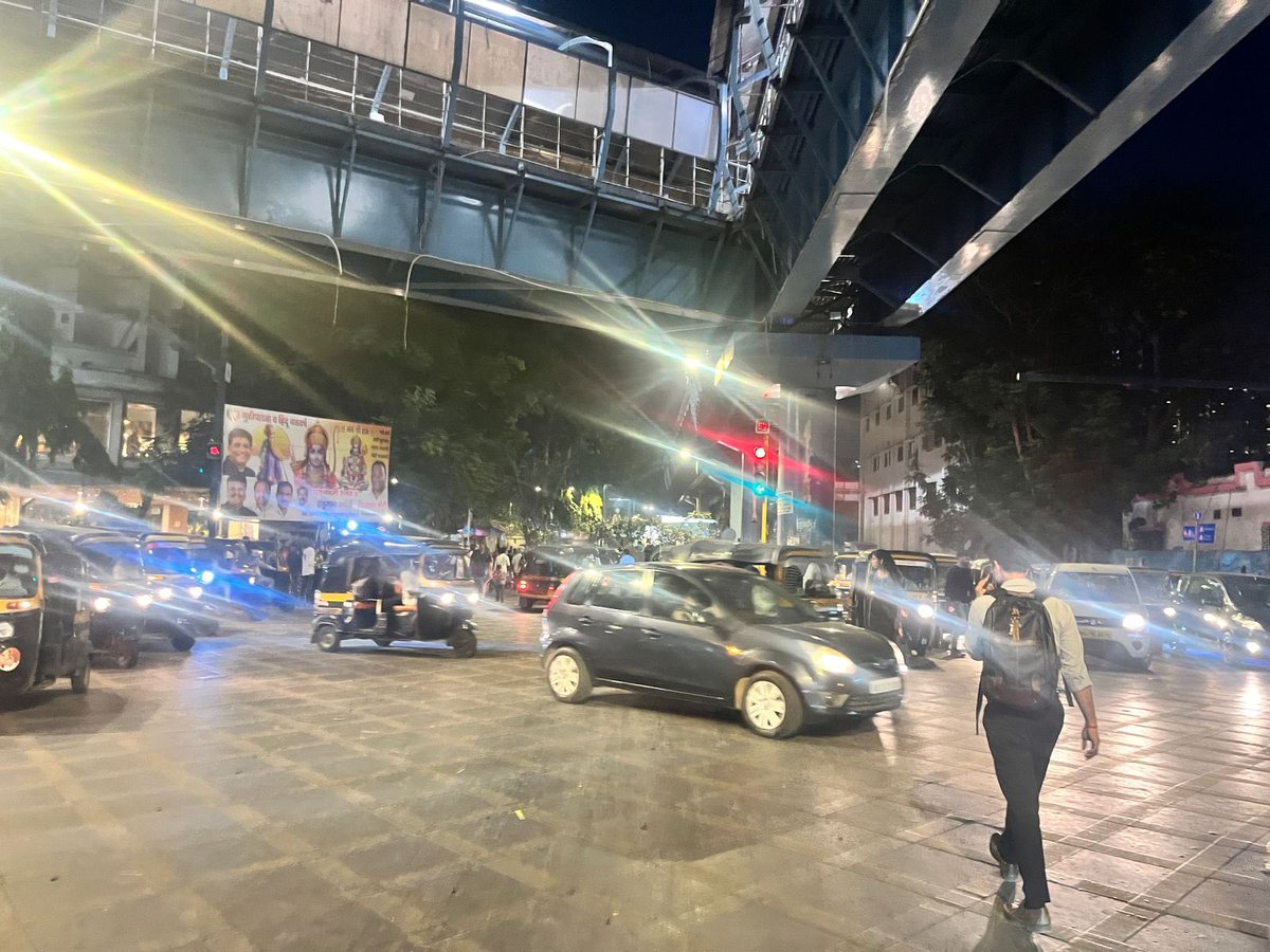 ar_hariya's tweet photo. This signal on Borivali station S V road - Chandavarkar road intersection (traffic towards Dahisar) is not visible to motorists due to skywalk pillar obstructing view. Should the signal not be placed before the pillar?
100 mtrs from ward office. @SanjayRupadhyay
@mybmcWardRC https://t.co/z7KGEjPLVW