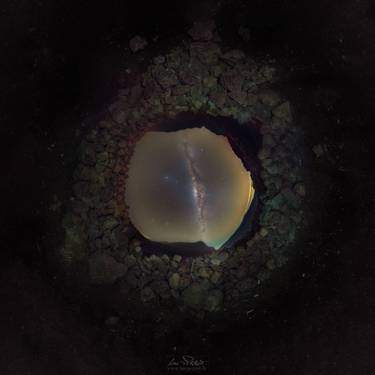 Un trou dans la nuit, une fenêtre sur l'éternel ✨. Notre voyage terrestre, une poussière d'étoiles en devenir ?