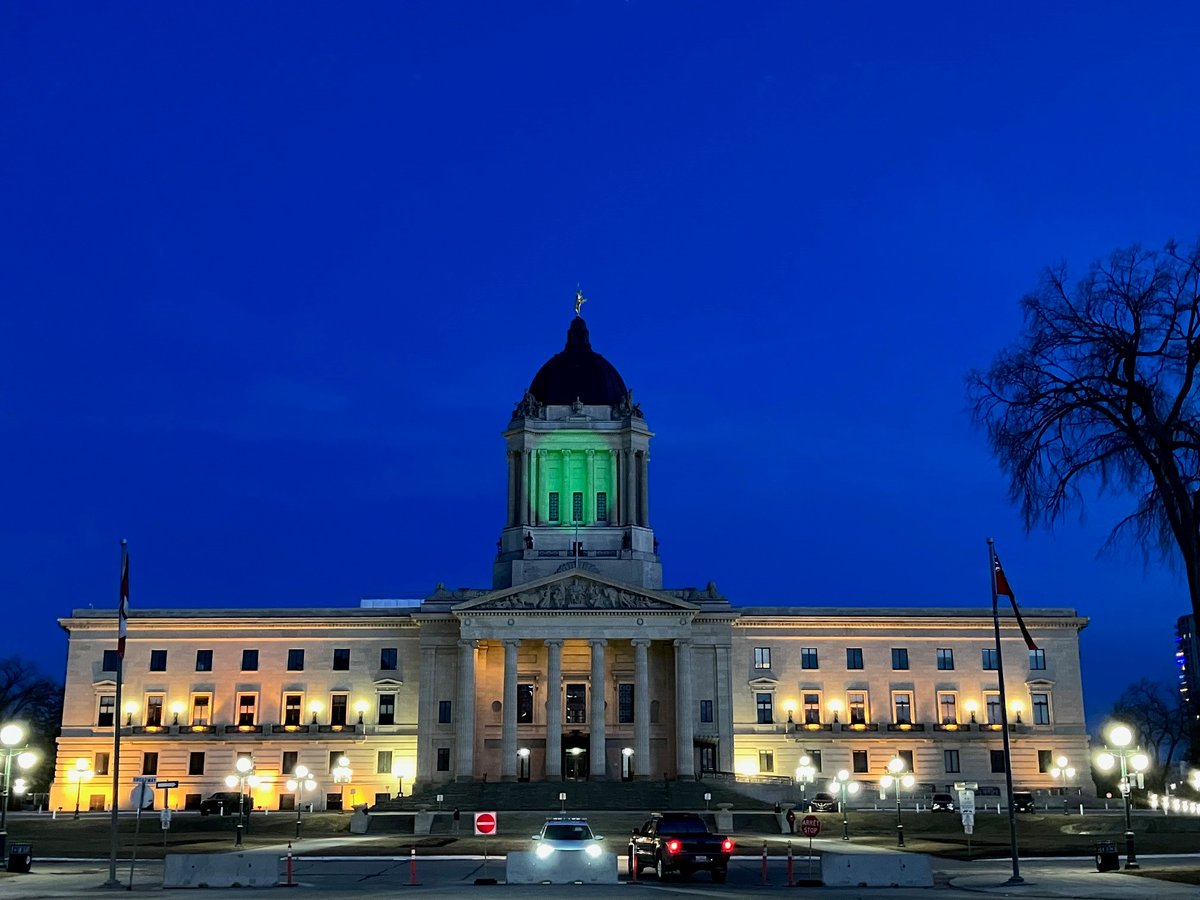 To inspire hope &amp; raise awareness about donation and giving a gift of life, landmarks across Canada will be lighting green, including the #ManitobaLegislature, #WinnipegSign &amp; #EsplanadeRielBridge. #GreenShirtDay signupforlife.ca