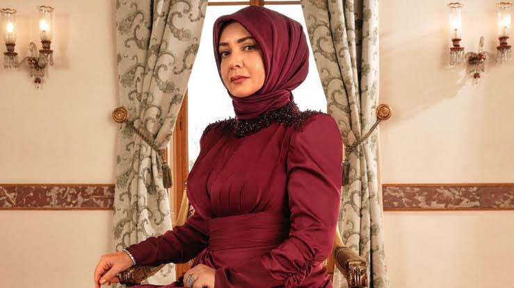 GloryMagazines's tweet photo. Kızılcık Şerbeti dizisinde Pembe karakterini oynayan Sibel Taşçıoğlu, diziden ayrılıyor. https://t.co/pYiUFWB7Tv
