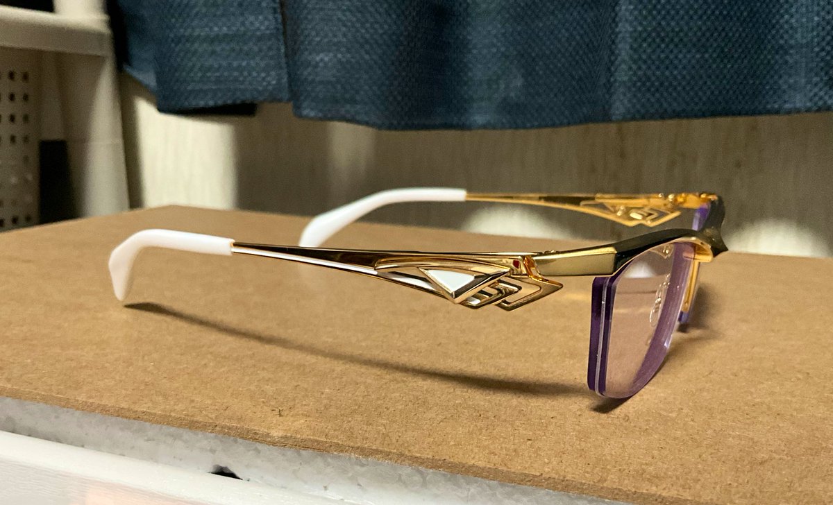 Shimizu_MOD's tweet photo. 完成しました！

SAMURAI SHO SS-J218 ＃1 のカラーはシルバーです。
純正の鏡面と艶消���の仕上げは同じでゴールドに変更しました。
レンズカラーはバイオレット25%にブルーライトカットです。
見て楽しむ用で作ったので見て楽しめるようにして見て楽しみます！ https://t.co/MZ2xS253p5