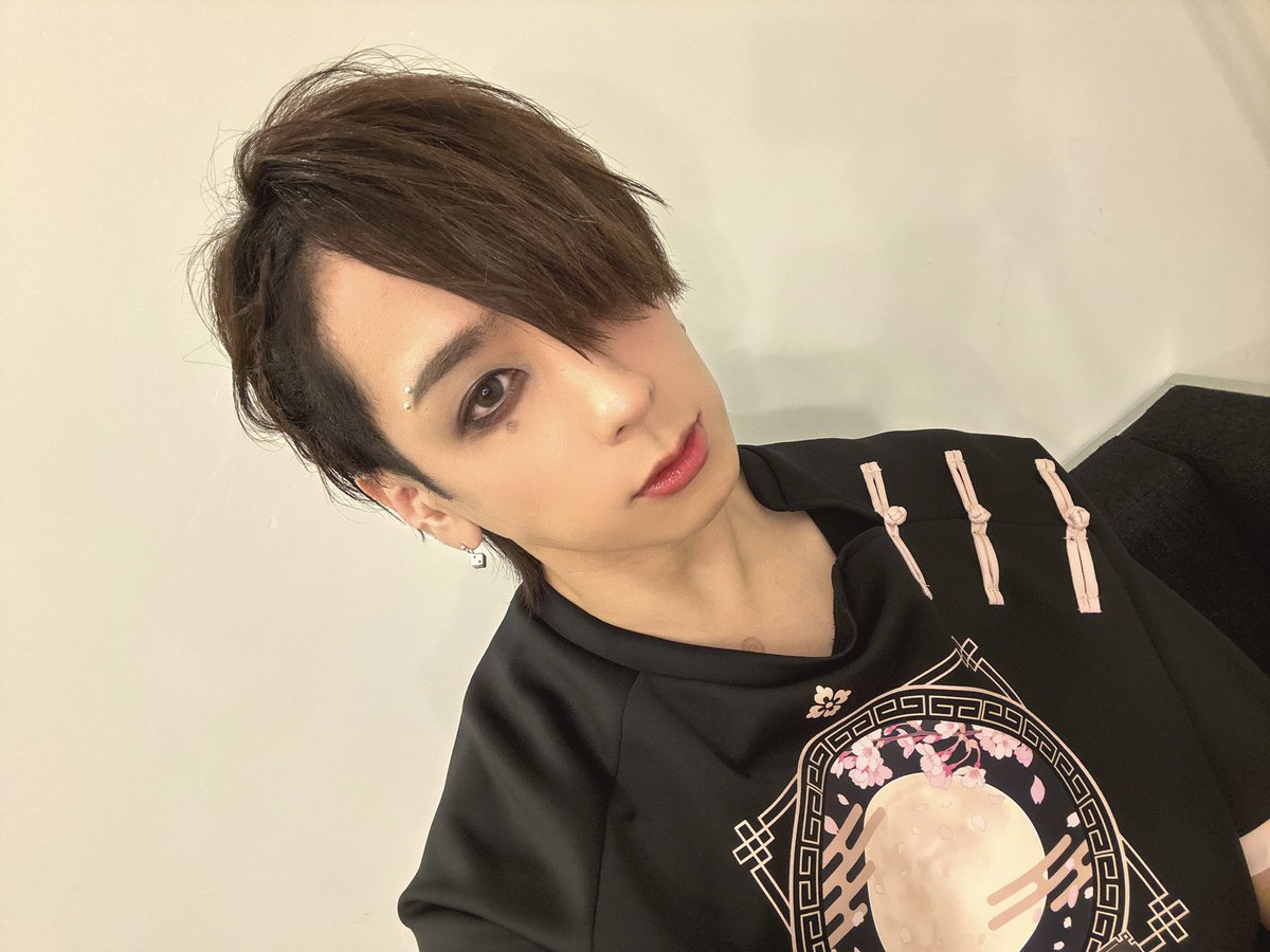 shima_s2's tweet photo. 静岡公演お疲れ様でした！！！

えー、たまリスの皆さん。
どうも、たまちゃん👓です😉

本日も楽しい公演をありがとうございました！
みなさんにパワー貰いました！
明日の山梨公演もよろしく！ https://t.co/1tYFrByEcy