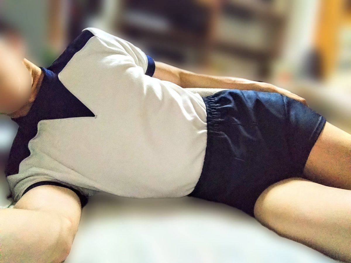 ちょっと体がガッチリしたのか、体操服がぴっちりです😅
#体操服 #短パン #ユニフェチ #白ソックス