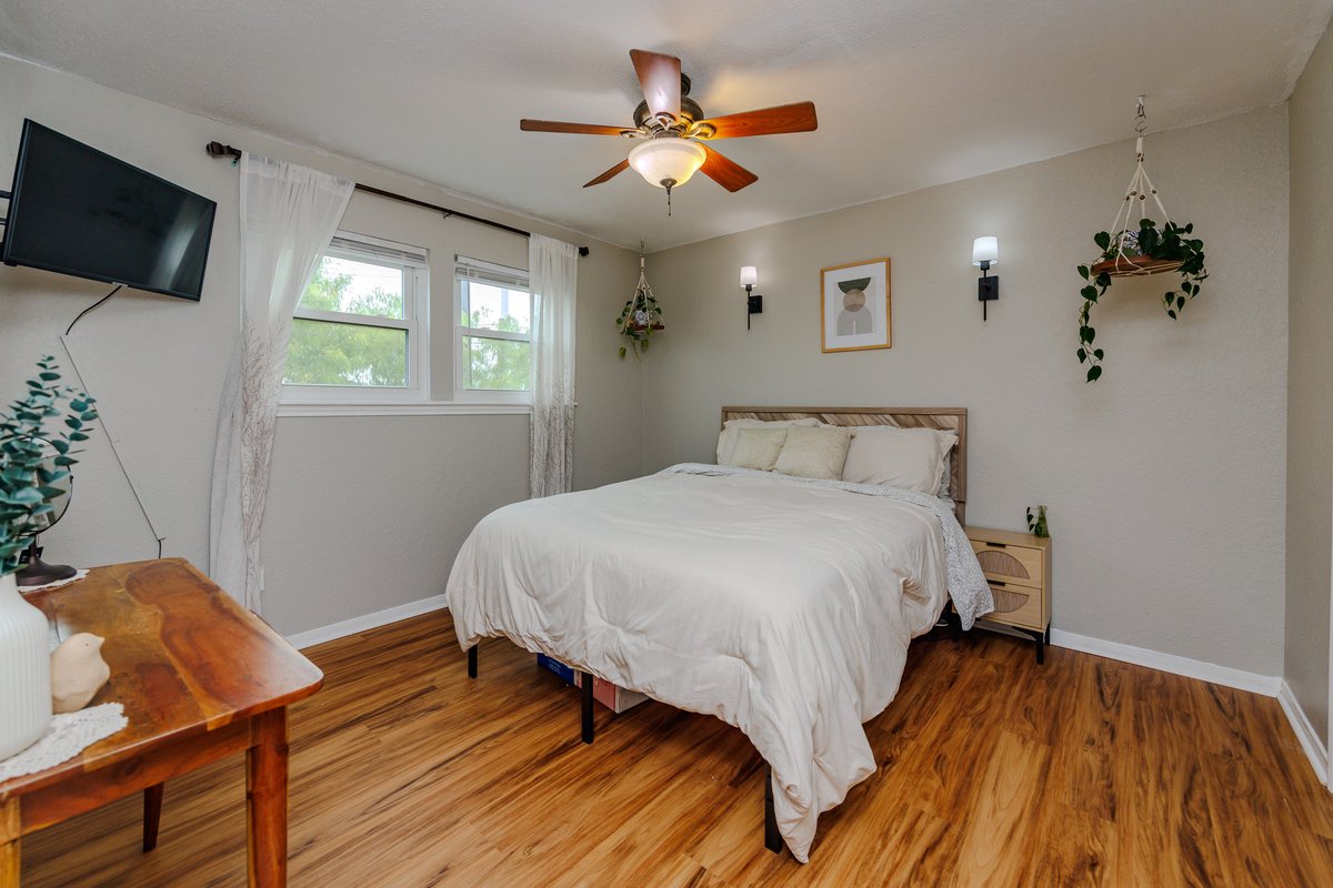 TheJamesMirabal's tweet photo. JUST LISTED FOR SALE!!⁣
7202 Mansions C2, Corpus Christi, TX 78414
2 Bed 🛏️⁣ 2 Bath 🛁 ⁣1828 Sq Ft⁣ 📐
💰$159,900 🔗 https://t.co/A6TzXYFCZ0
-
Find your perfect haven in this charming 2-bedroom, 2-bathroom townhome! Enjoy a spacious living area with vaulted ceilings and a cozy fireplace, plus a beautifully landscaped private yard. Recent upgrades include new flooring, updated fixtures, and a new AC condenser (2023). With two parking spaces and double-pane windows, this delightful home has it all! Don’t miss out!