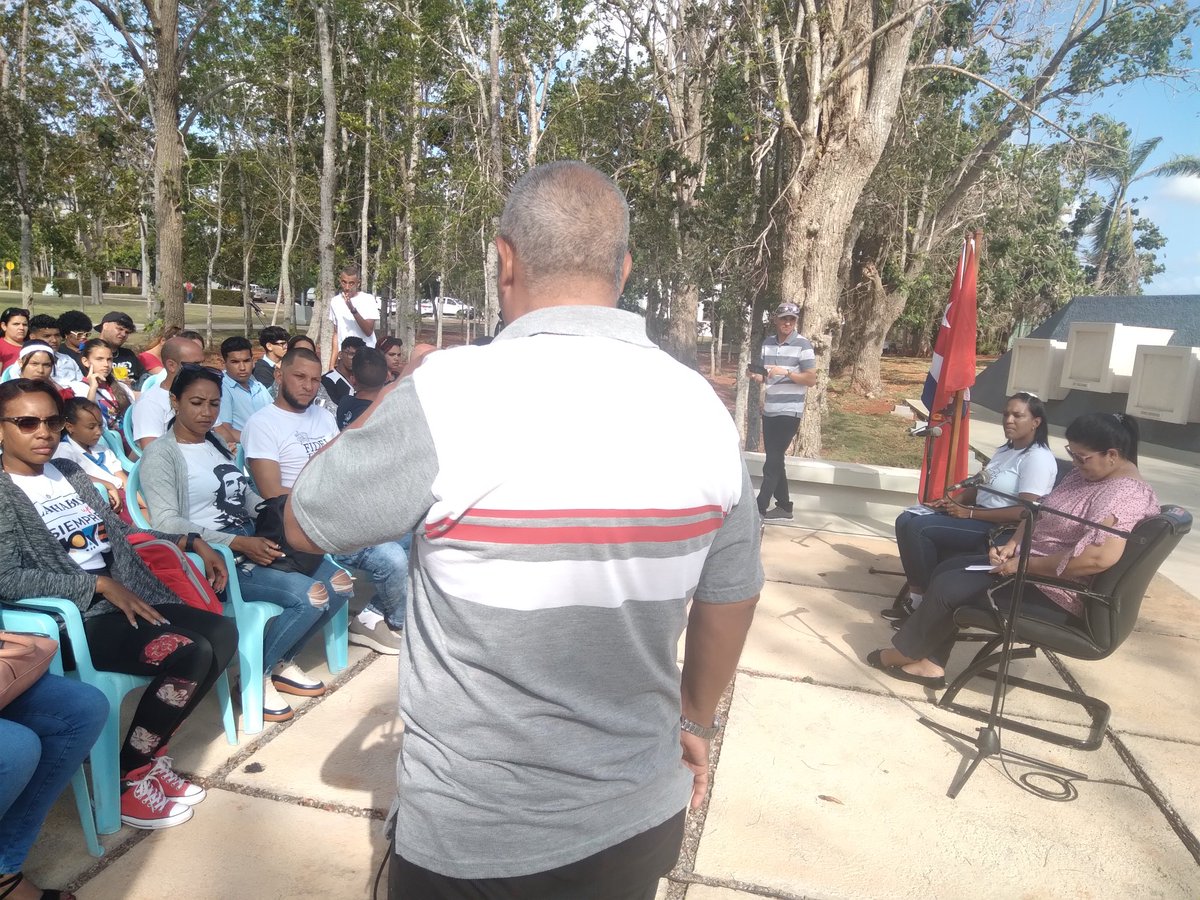 Al Mausoleo de los Mártires de #Artemisa llegó la joven generación de artemiseños para celebrar con los noncadistas de ayer este 4 de abril de 2025. <a href="/GladysArtemisa/">Gladys Martínez Verdecia</a> en un intercambio con el futuro #Abril <a href="/UJCdeCuba/">UJC de Cuba</a> <a href="/AylinAlvarezG/">Aylín Alvarez García</a> <a href="/centrofidel/">Centro Fidel Castro Ruz</a> <a href="/DiarioArtemisa/">Periódico Artemisa</a>