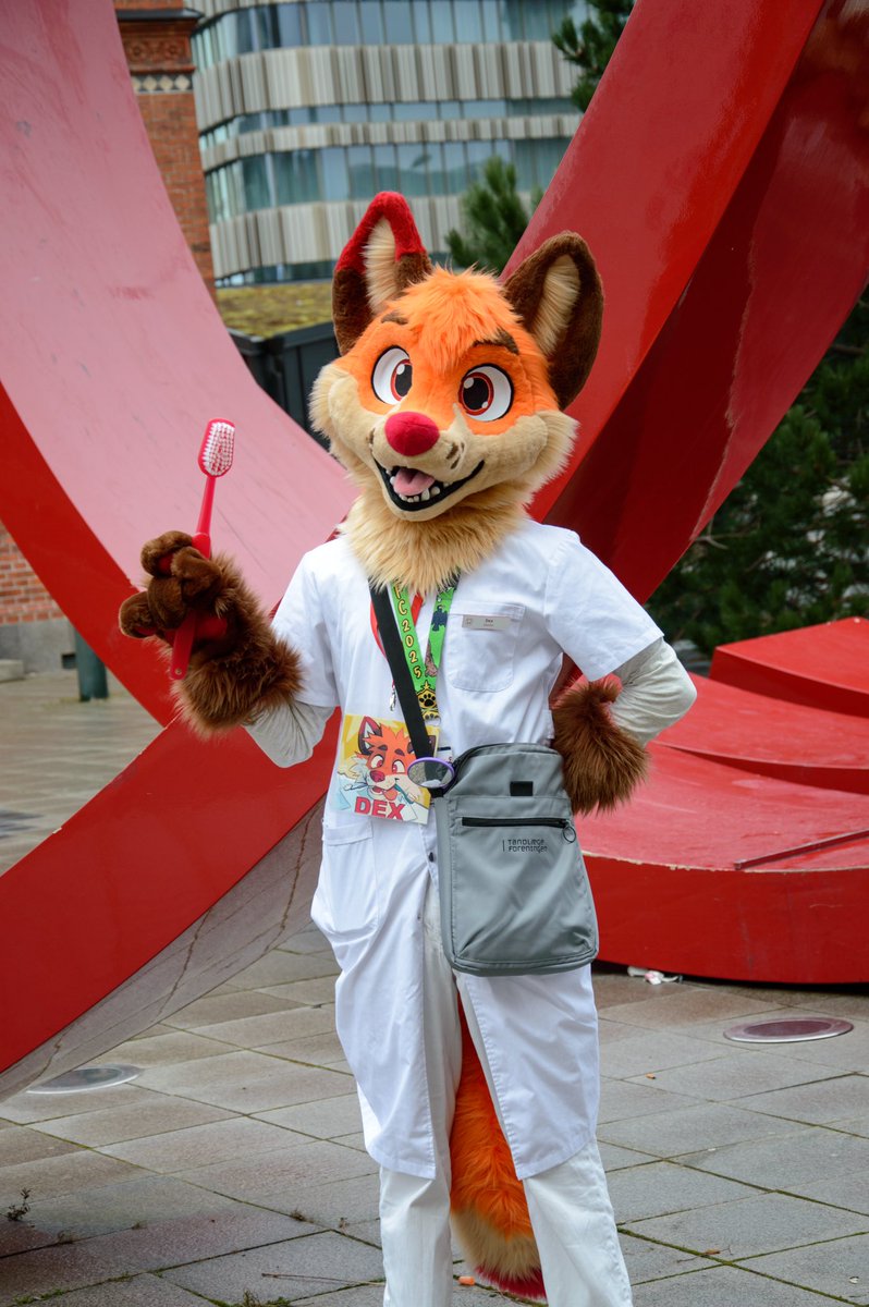 Dex here in the fur, to end stinky breath and bad oral hygiene 🪥🦷🦊
#FursuitFriday #NFC 
🪡&amp;📸 by <a href="/LorfyTheFox/">🐾 Lorfy 🐾</a>