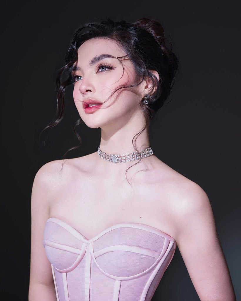 OMG. Korean superstar ang atake ni Kaisha here. Treww.

KAI MESMERIZING BLOOM