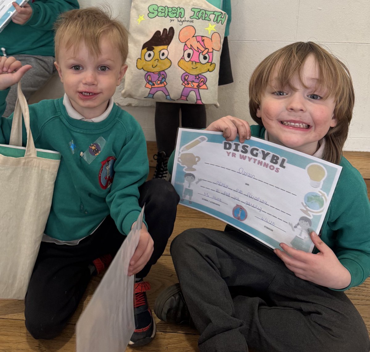 Llongyfarchiadau enfawr i Sêr Iaith a Dysgwyr yr Wythnos!🌟Rydych chi'n wych!👏💚#siarteriaithtredegar 🏴󠁧󠁢󠁷󠁬󠁳󠁿<a href="/EAS_Cymraeg/">Cefnogi'r Gymraeg</a> <a href="/bro_helyg/">Bro_Helyg</a>