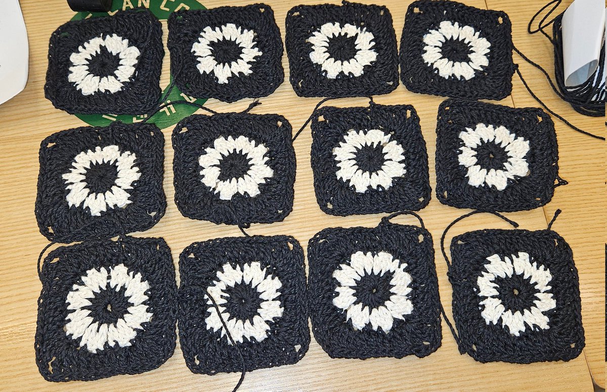 드디어 12개를 다 뜨고 밑판뜨고있다는소식