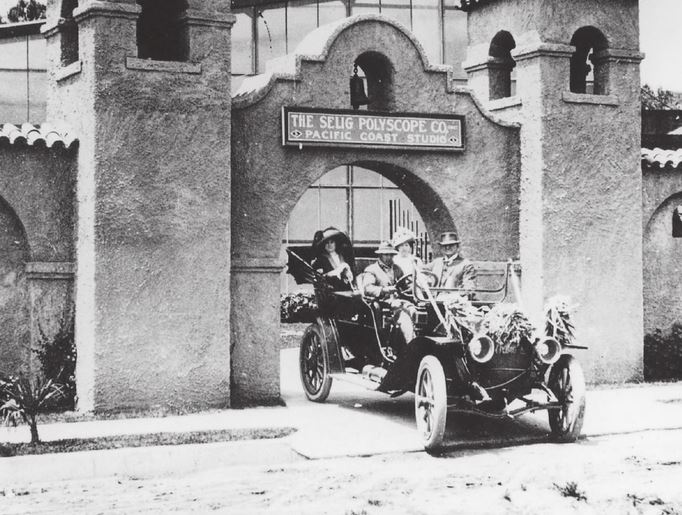 RealPreCinema's tweet photo. Left
Selig's studio in the prominent Edendale area of #LosAngeles, c. 1910, both pictures.
Right
The Camera Room in the #Edendale studios. Selig Polyscope were noted for not adopting the industry favourite Bell & Howell 2709 camera.
On the table is the Selig Standard Camera that William designed in 1896 in Chicago.