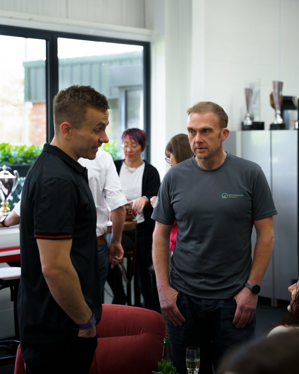 Having a natter with <a href="/AlanHydeStudio/">Alan Hyde</a> 😁

Great to debrief on our first pre-season tests with my racing family 🗣️

#ATS40 <a href="/BTCC/">BTCC</a>