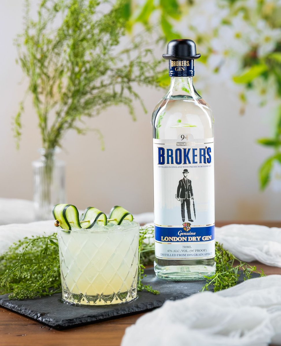 Broker's Green Garden 🌿⁠
2 oz #BrokersGin⁠
1.5 oz Elderflower Liqueur⁠
1.5 oz Lime Juice⁠
1 oz simple syrup⁠
*garnish with cucumber ribbons