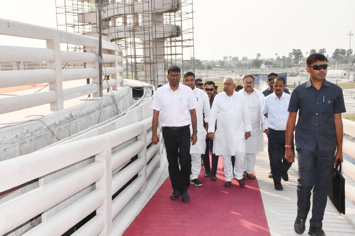 NitishKumar's tweet photo. आज वैशाली जिले के वैशालीगढ़ स्थित निर्माणाधीन बुद्ध सम्यक दर्शन-सह-स्मृति स्तूप का निरीक्षण किया और निर्माण कार्य तेजी से पूर्ण करने का निर्देश दिया।
बुद्ध सम्यक दर्शन संग्रहालय-सह-स्मृति स्तूप का निर्माण कार्य पूर्ण हो जाने के बाद यहां बौद्ध भिक्षुओं के साथ-साथ बड़ी संख्या में देश-विदेश से पर्यटक भी आएंगे।
बुद्ध सम्यक दर्शन संग्रहालय में महात्मा बुद्ध के जीवन से संबंधित घटनाओं और बौद्ध धर्म से जुड़े प्रसंगों को यहां दर्शाया जा रहा है। परिसर का स्वरूप पर्यावरणीय दृष्टिकोण से बेहतर बनाने को कहा है ताकि आने वाले पर्यटकों को इस जगह पर एक अलग अनुभूति हो। यहां आवागमन को भी बेहतर किया जा रहा है ताकि पर्यटक आसानी से और कम समय में पहुंच सकें। अधिक-से-अधिक संख्या में पर्यटकों के आने से रोजगार के अवसर बढ़ेंगे। (2/3)