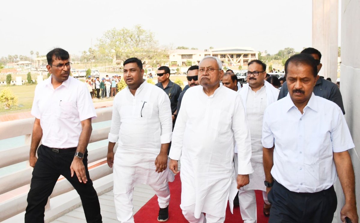 NitishKumar's tweet photo. आज वैशाली जिले के वैशालीगढ़ स्थित निर्माणाधीन बुद्ध सम्यक दर्शन-सह-स्मृति स्तूप का निरीक्षण किया और निर्माण कार्य तेजी से पूर्ण करने का निर्देश दिया।
बुद्ध सम्यक दर्शन संग्रहालय-सह-स्मृति स्तूप का निर्माण कार्य पूर्ण हो जाने के बाद यहां बौद्ध भिक्षुओं के साथ-साथ बड़ी संख्या में देश-विदेश से पर्यटक भी आएंगे।
बुद्ध सम्यक दर्शन संग्रहालय में महात्मा बुद्ध के जीवन से संबंधित घटनाओं और बौद्ध धर्म से जुड़े प्रसंगों को यहां दर्शाया जा रहा है। परिसर का स्वरूप पर्यावरणीय दृष्टिकोण से बेहतर बनाने को कहा है ताकि आने वाले पर्यटकों को इस जगह पर एक अलग अनुभूति हो। यहां आवागमन को भी बेहतर किया जा रहा है ताकि पर्यटक आसानी से और कम समय में पहुंच सकें। अधिक-से-अधिक संख्या में पर्यटकों के आने से रोजगार के अवसर बढ़ेंगे। (2/3)