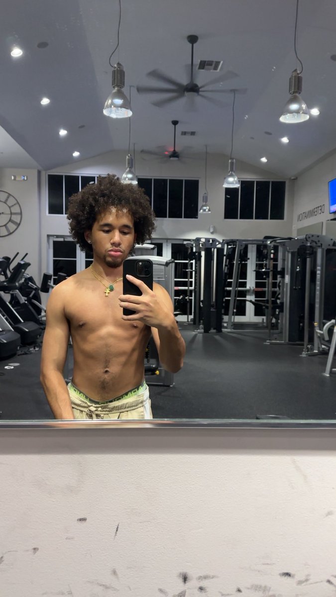jvhded's tweet photo. gym mirror hate to see me coming https://t.co/kBKJqiYmL0