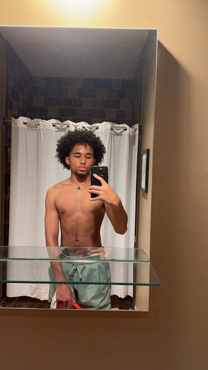 jvhded's tweet photo. gym mirror hate to see me coming https://t.co/kBKJqiYmL0
