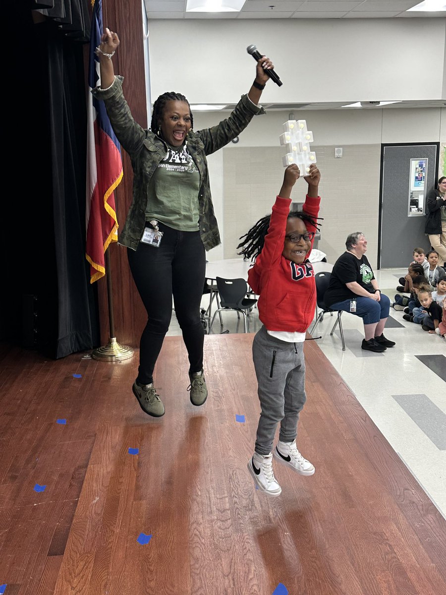 LaShundra A. Wilson (@wilsonlashundra) on Twitter photo Starting my Friday off like this!!! Teaching students to use their voice in front of their peers! We are raising world changers here at <a href="/DeganElementary/">Degan Elementary</a> !! #WeareDegan #ONElisd #BetheONE #EveryONE #Back2Basics Starting my Friday off like this!!! Teaching students to use their voice in front of their peers! We are raising world changers here at <a href="/DeganElementary/">Degan Elementary</a> !! #WeareDegan #ONElisd #BetheONE #EveryONE #Back2Basics