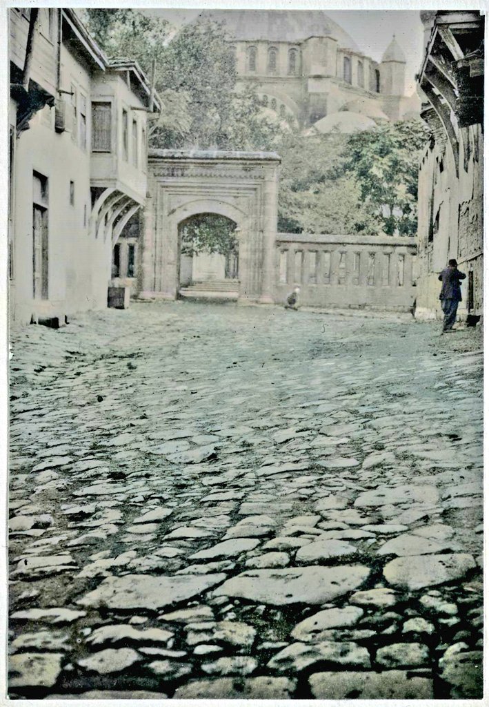 Dünden bugüne...
Bir eski zaman masalından yadigâr bir kareyle...
Koca Sinan yadigârının eşiğinde, gölgesinde...