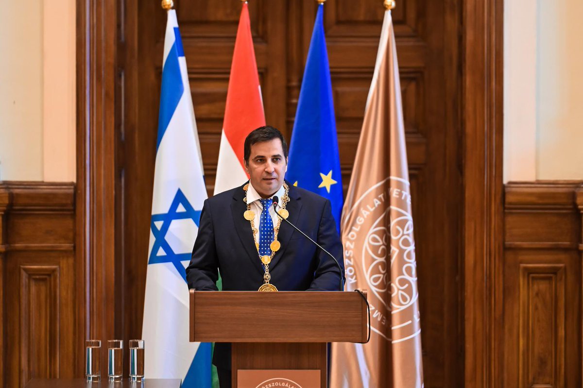 uni_nke's tweet photo. Prime Minister Benjamin Netanyahu Receives the Civis Universitatis Honoris Causa 🇮🇱🇭🇺

🇮🇱@IsraeliPM, visited @uni_nke today and received the title Civis Universitatis Honoris Causa. 

In his speech, highlighted the key role of education in leadership.

#LUPS #NKE #unilups https://t.co/CDEfOtUHGF