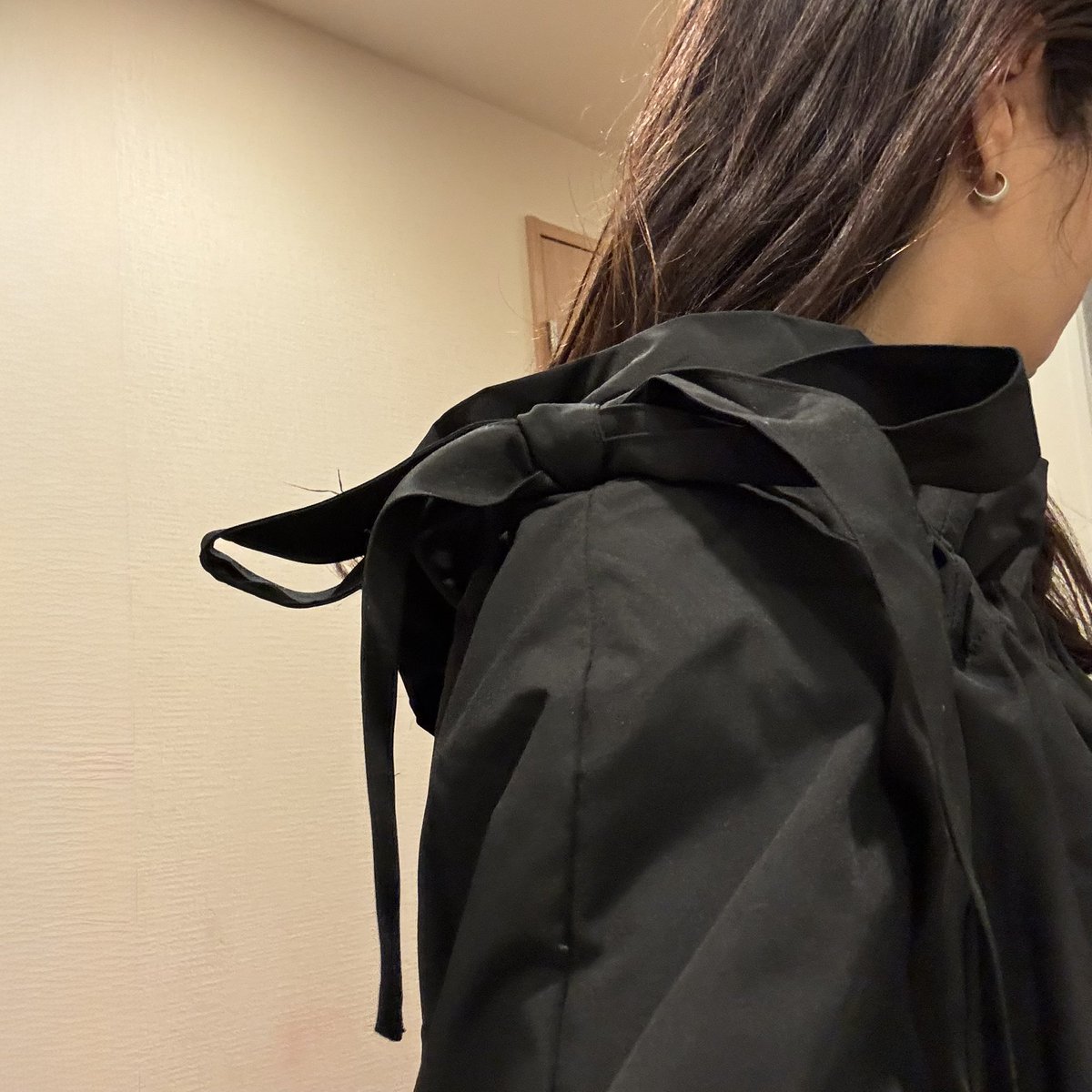 Diamond_Yuki_ch's tweet photo. PR 
肩のリボンが可愛すぎるネックギャザーブラウウス♡
ハリがあってシワにもなりにくい生地✨
リボンの長さ調節できるから好きな感じでネックライン調整できてかなり良い❣️ https://t.co/8EV3btfznu
