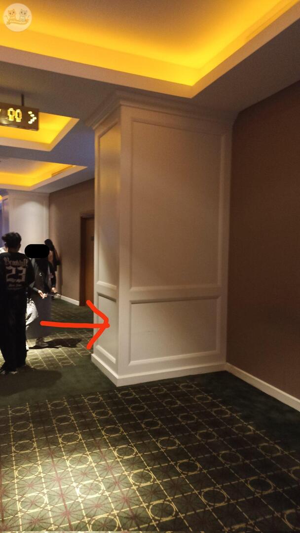 kcg! ada kitten kejebak xxi pesona square mall depok berhari2, tdi sampe ga fokus nonton grgr kepikiran

kata satpam, si kucing jatuh dr atas &amp; mau diambil gbs, tukangnya jg blm bisa dtg. tp knp ga panggil damkar? dia ngeong ga berenti mngkn krn laper &amp; ketakutan😭