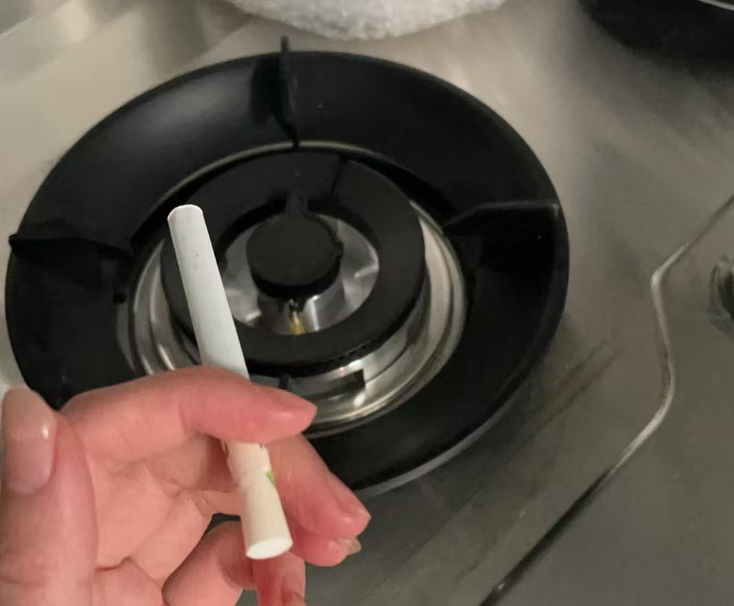 新屋子好哇 还配俩火机