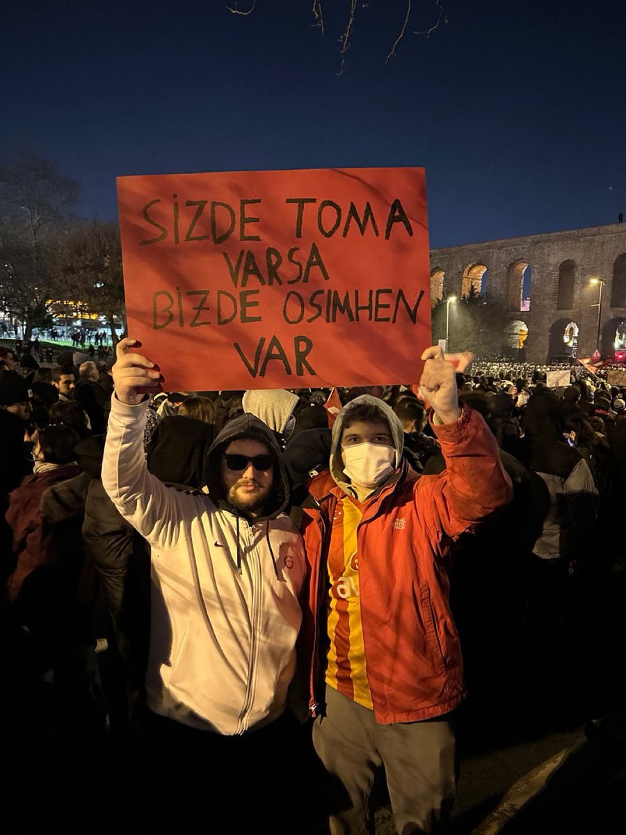 berke ve arkadaşı hala içerde. siz gündemi full futbol yapmışken onlar hapiste.

susmayın bu adaletsizliğe. #berkeyeözgürlük #egeyeözgürlük #301GencimiziSerbestBırakın