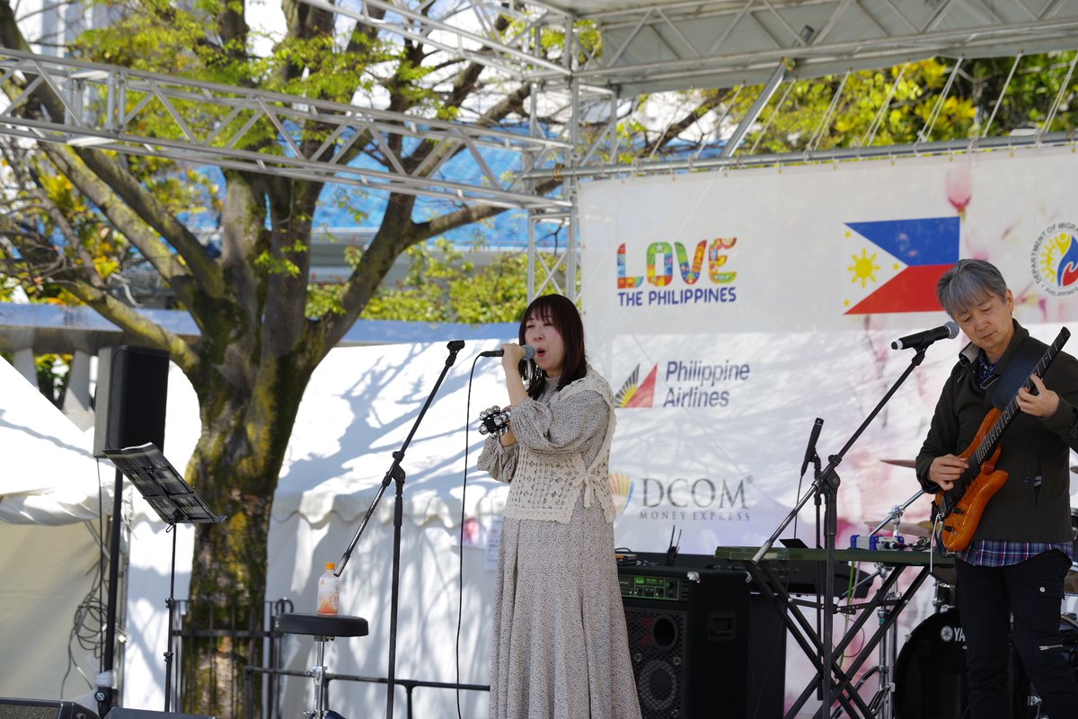 isao65's tweet photo. 25.04.04 Schellen(シェレン)さん フィリピンエキスポ＠東綾瀬公園
vo.keikaさんとg.藤森あつしさんの二人組ユニット。
癒し系と思いきや意外とハード系だったりする素敵なユニットです
#Schellen #シェレン #フリーライブ #PENTAX #ファインダー越しの私の世界 #キリトリセカイ
#フィリピンエキスポ https://t.co/Fe9xFqwdov
