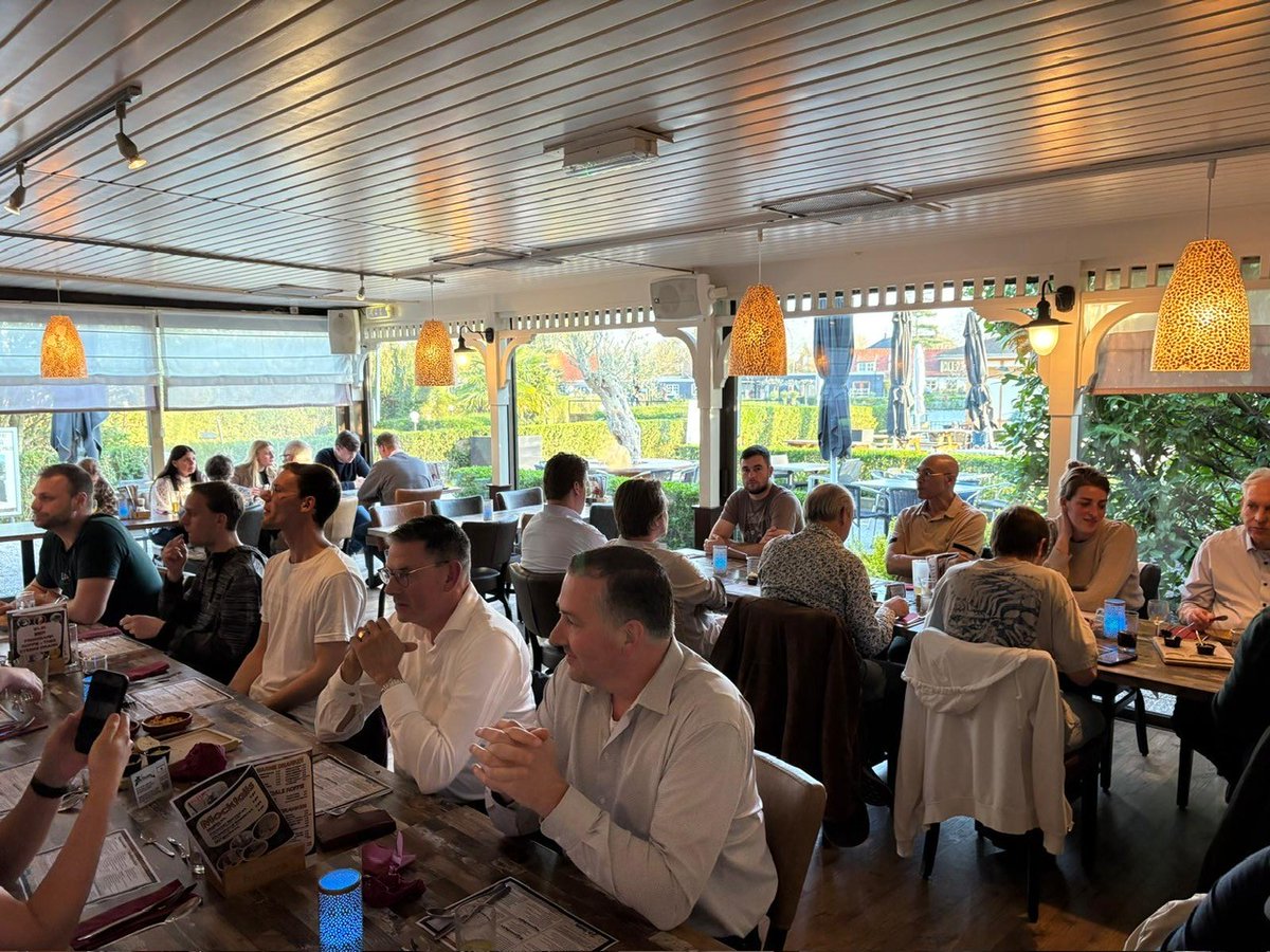 𝗧𝗲𝗿𝘂𝗴𝗯𝗹𝗶𝗸 𝗼𝗽 𝗲𝗲𝗻 #𝗴𝗲𝘀𝗹𝗮𝗮𝗴𝗱𝗲 #𝗽𝗲𝗿𝘀𝗼𝗻𝗲𝗲𝗹𝘀𝗮𝘃𝗼𝗻𝗱!
Gisteren hadden we een supergezellige personeelsavond in <a href="/TheetuinRijsoor/">De Theetuin Rijsoord</a>! Met zo'n 25 #collega’s eerst lekker samen gegeten en daarna een fanatiek potje #bowlen. Veel #gelachen en veel #strikes!