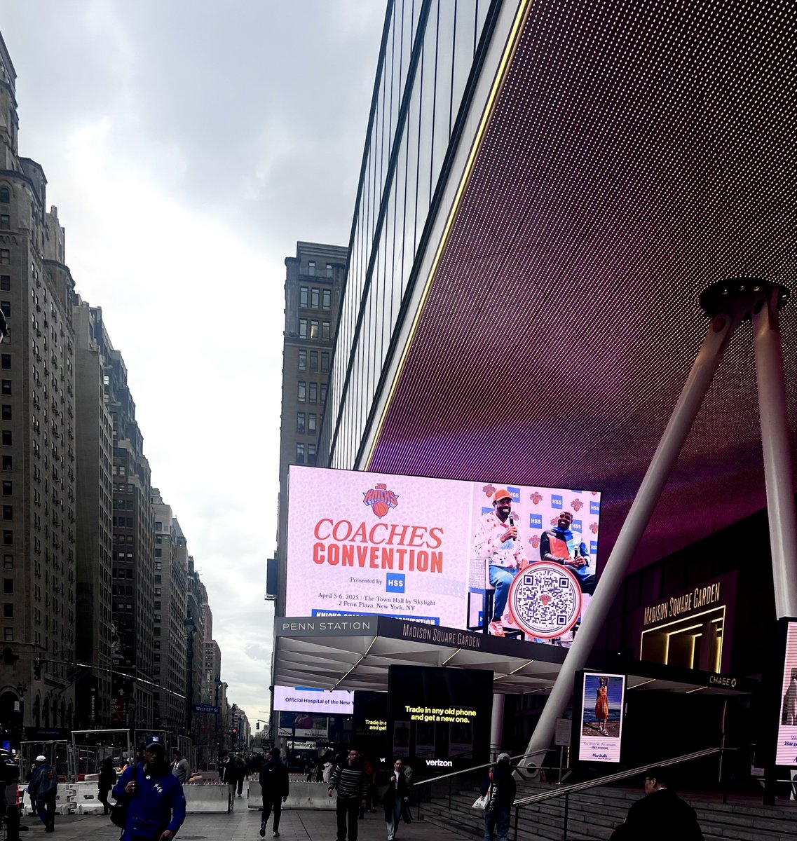 Flowcode's tweet image. 🏀 What’s spotted all over @MSGnetworks, doesn’t dribble, but still scores? A Flowcode.
Thank you @NYKnicks for being an incredible partner!
If you want to learn more, reach out: info@flowcode.com
#flowcode #knicks #msg #qrcode #billboard #ooh #fanexperience…