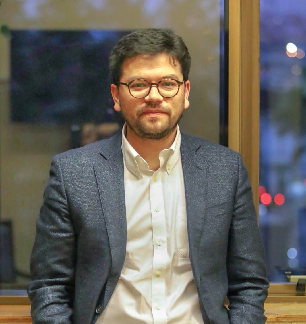 17 asesores de la Moneda no fueron capaces de ver la inconstitucionalidad del contrato con la Senadora Allende. 
Pero bastó solo 1 asesor republicano para desmoronar ese negocio y destituir a la Senadora.
Eso es eficiencia en el gasto público. 
Bien ahí @pintanino_