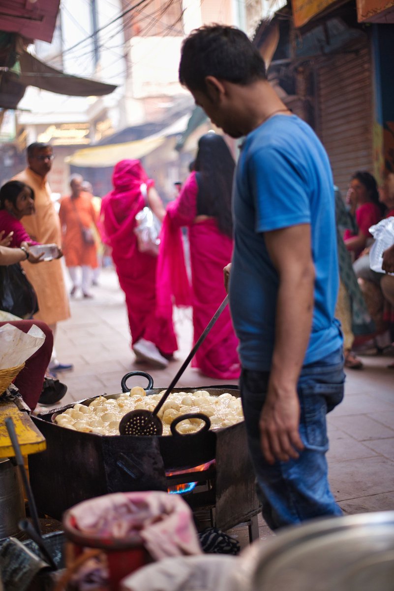 chauchaubhath's tweet image. The heart of #Varanasi is a bewildering labyrinth of gullies and alleyways that throb with life. One of them, the Kachori Gali, is barely wider than the average house gate. It's named after one of #Kashi 's favourite #eats , be it breakfast or snack. 
At the northern end of this
