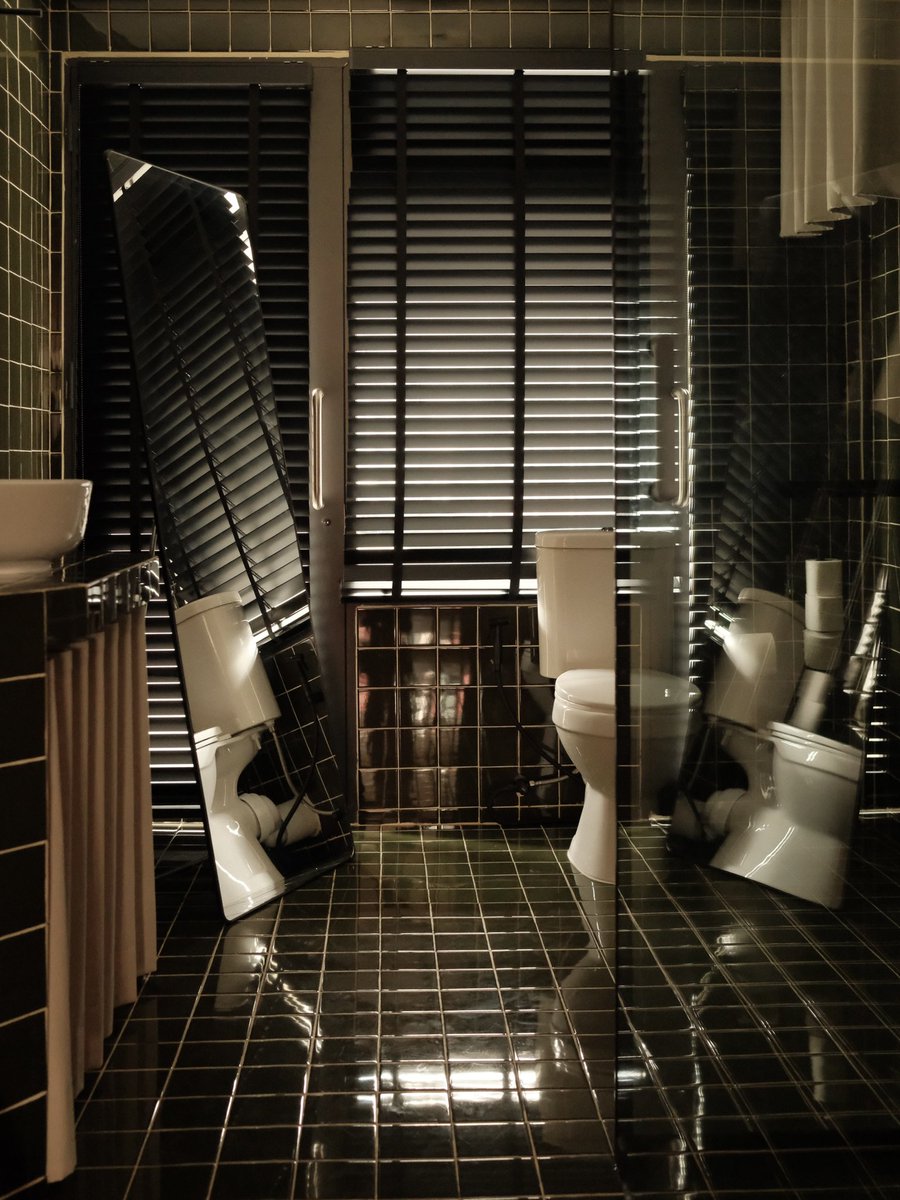 ล่าสุดไป Staycation ทึ่ Surut Surut มา เป็น Airbnb ที่อยู่ใกล้สยามแบบที่เราเช็คอินเสร็จ นอนเล่นแปปนึงแล้วเย็นๆก็เดินไปดูหนัง ช้อปปิ้ง กินข้าว กลับมานอนได้แบบชิวๆ เพราะห้องพักอยู่ตรงราชเทวี ในซอยเพชรบุรี18 นี่เอง ทั้งตึกมีทั้งหมด 4 ชั้น 3 room type ตกแต่งคนละสไตล์กันหมด