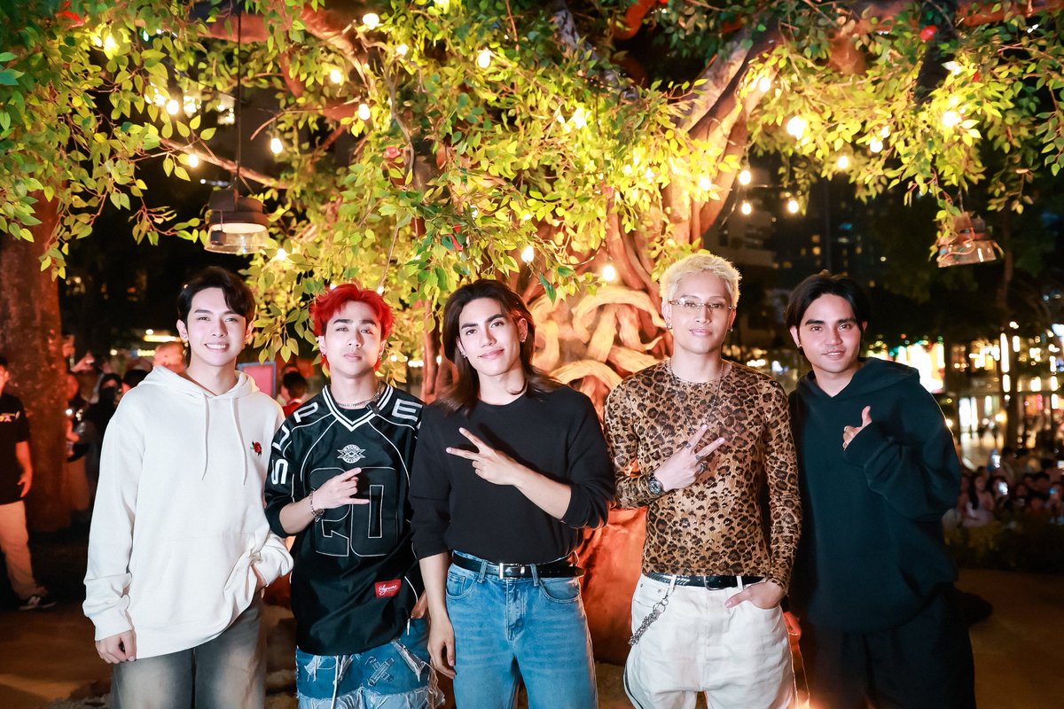 SB19Official's tweet photo. From ‘DAM’ MV to BGC real quick 😉

SLMT, A’tin! Another day, another kabag. 🤣 We are happy to see you having fun and enjoying our surprises. Until the next one? 🤭

Visit and join the activities at our ‘DAM’ Tree 

📆 April 4 - May 4, 2025
⏰ 10 AM - 10 PM
📍 7th Avenue, Bonifacio High Street Central

#SB19 #DAM #SB19DAM #DAMTree
#SimulaAtWakas #SB19SimulaAtWakas #SB19SaW