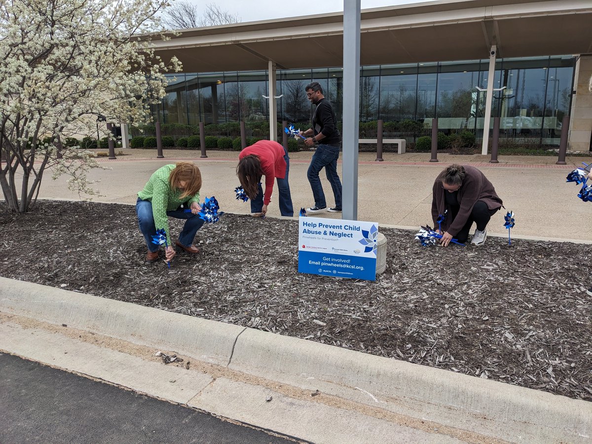 FHLBankTopeka's tweet photo. Every year, we partner with Kansas Children's Service League to plant a pinwheel garden to raise awareness for the prevention of child abuse and neglect. The pinwheels represent the healthy and happy homes that all children should have.

#PinwheelsForPrevention💙 https://t.co/SxNihRplgk