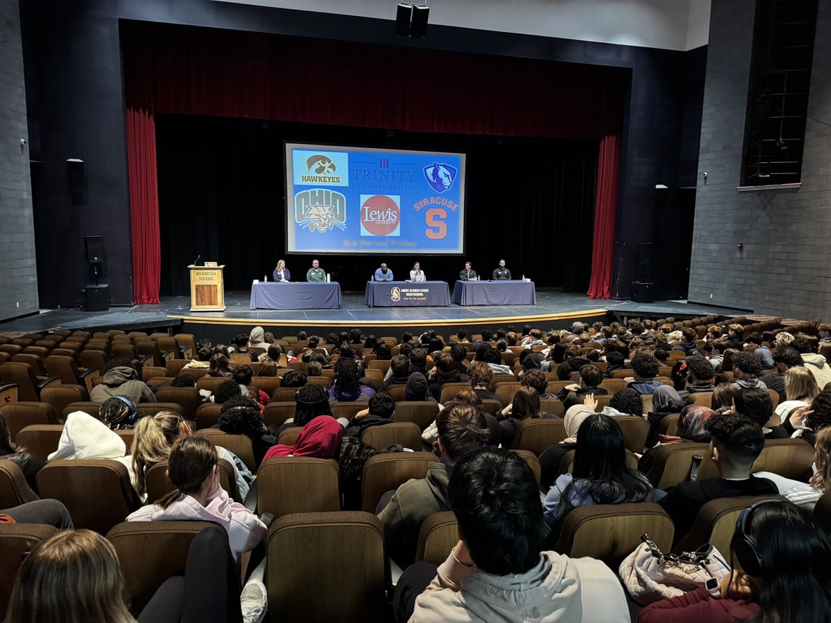 Great College Panel to start the day! <a href="/StaggHighSchool/">Stagg High School</a>