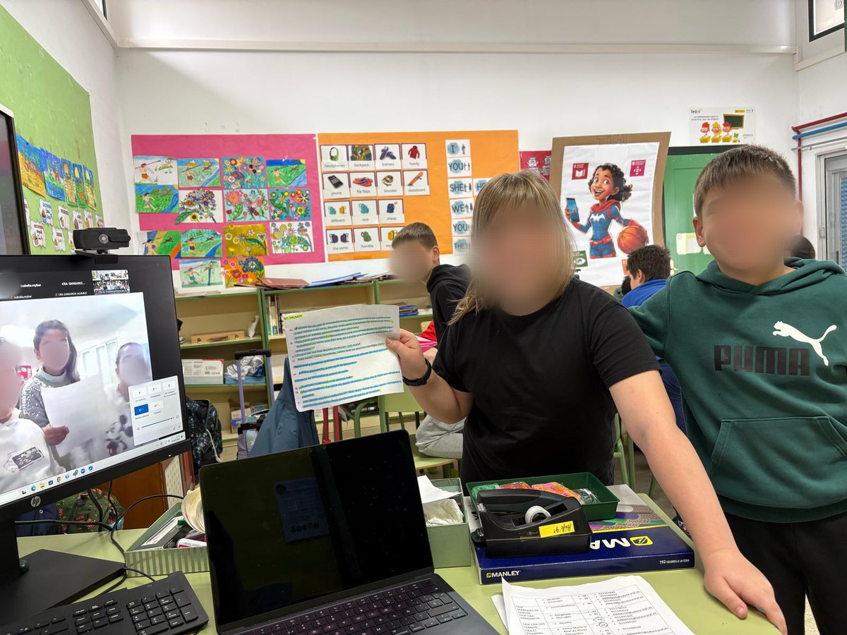 Hoy hemos hecho una lectura colectiva con el BIBLIOBÚS, videoconferencia CEIP LA PADRERA. A cargo 4º PRIMARIA.

#ceiplapradera #hacemospiñacontigo🍍 #bibliobús